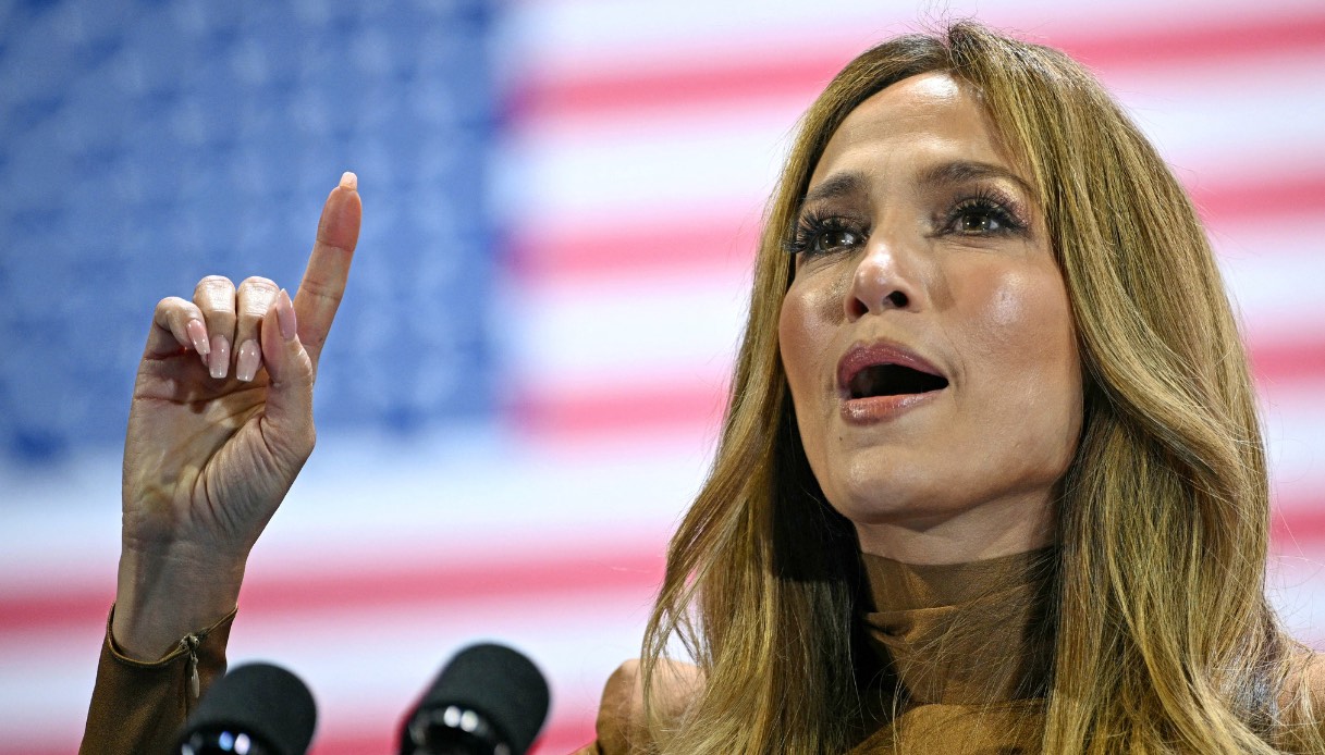 Jennifer Lopez, supporto a Kamala Harris e dura critica a Trump: “Ha offeso l’umanità intera”