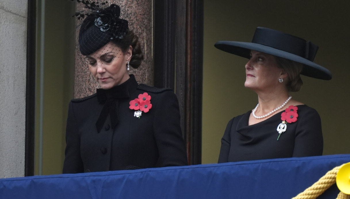 Kate Middleton partecipa al Remembrance Sunday con Sophie di Edimburgo