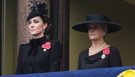 Kate Middleton al Remembrance Sunday, prove da Regina ma il volto la tradisce