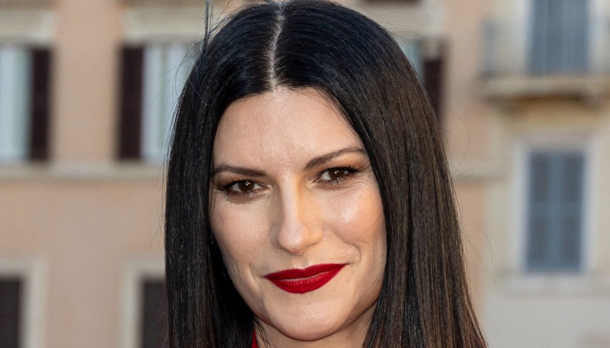 Laura Pausini rinvia il concerto per problemi di salute: "Mi devo fermare"