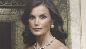 Letizia di Spagna, nuovo ritratto. Gioielli della Corona e Balenciaga unico: meravigliosa