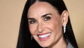 Demi Moore stupisce con jeans e ballerine: l’elegante look retrò