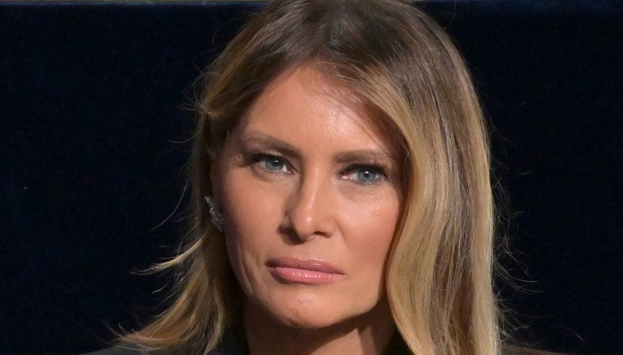 Melania Trump, il mistero della scomparsa nella foto di famiglia