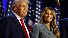 Melania Trump di nuovo First Lady, il primo look è all’insegna della sobrietà