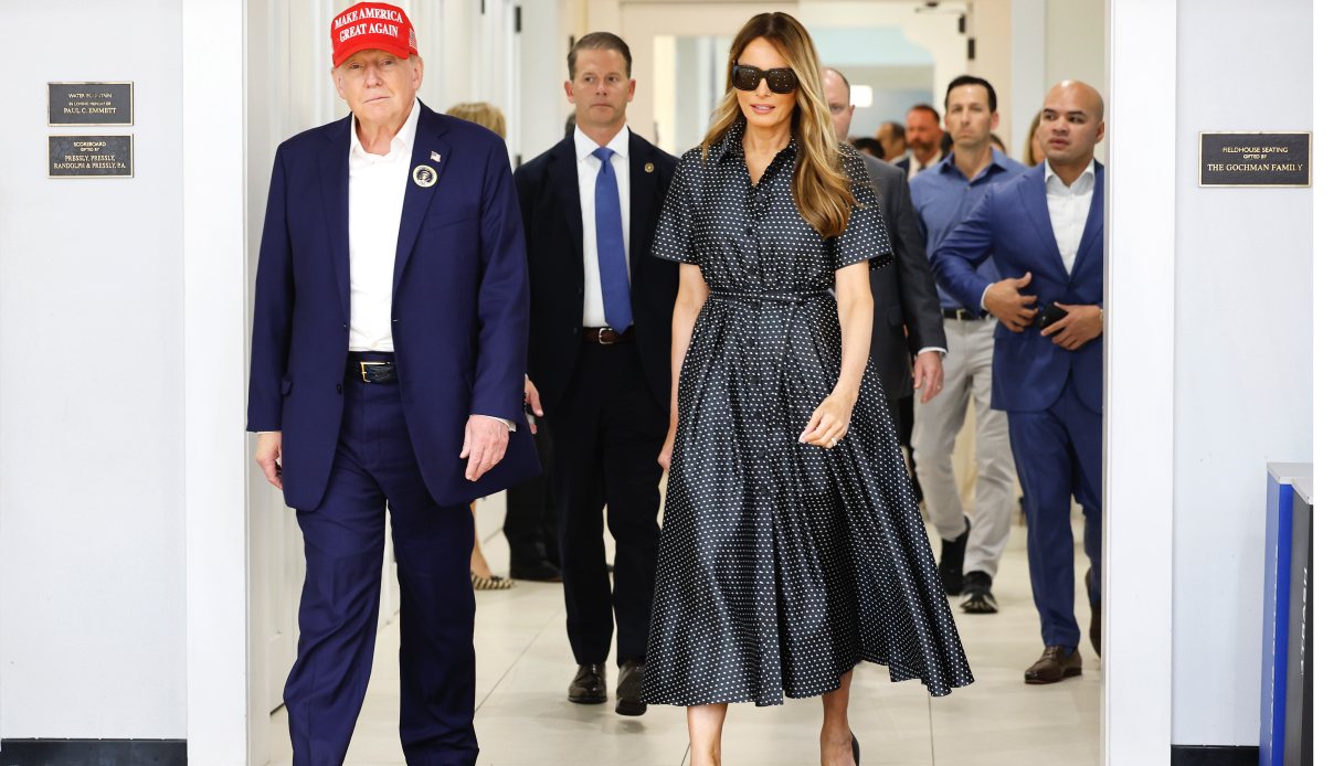 Melania Trump sfoggia i pois ai seggi