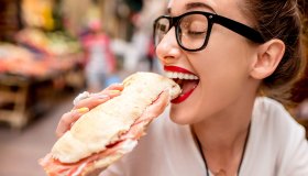 Mastichi sempre e fatichi a stare a dieta? Scoperti i neuroni che controllano l’appetito