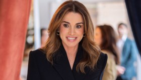 Rania di Giordania, spaziale col look anni Ottanta e borsa da 5.267 euro