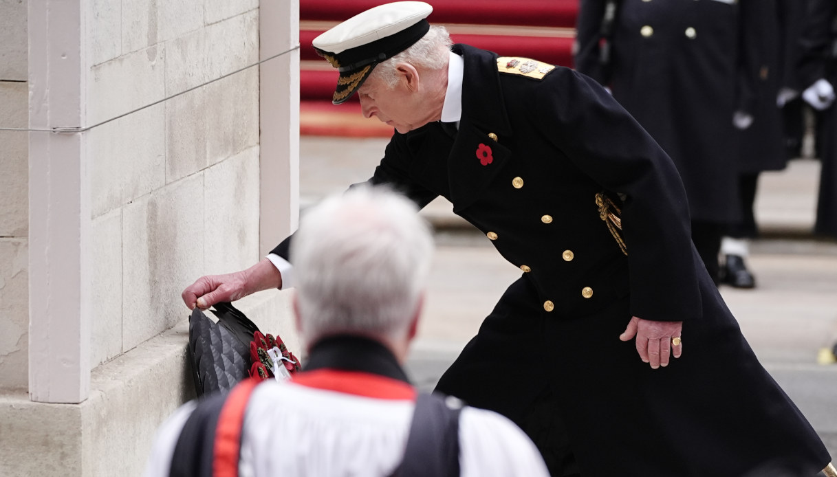 Re Carlo depone la corona al Cenotafio di Londra