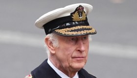 Re Carlo, al Remembrance Sunday senza Camilla: chi c’era al suo fianco