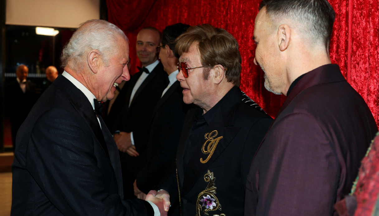 Re Carlo con Elton John al Royal Variety Performance