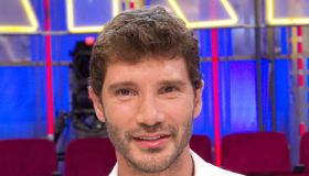 Affari tuoi, Stefano De Martino lancia un pacco fuori dallo studio: il motivo