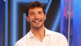 Affari tuoi, le scarpe della concorrente sono un caso: il look e la battuta del “dottore”