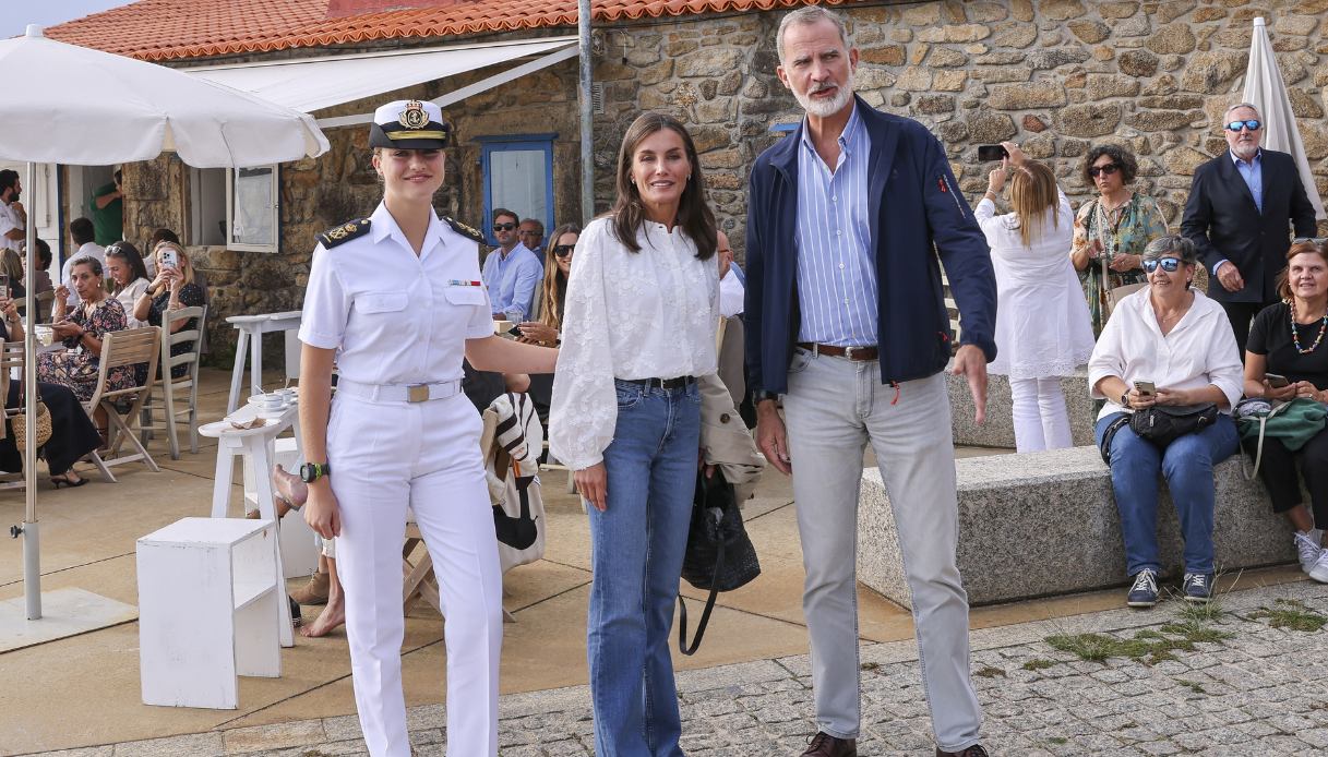 Re Felipe e la Regina Letizia fanno visita alla Principessa Leonor alla scuola della Marina