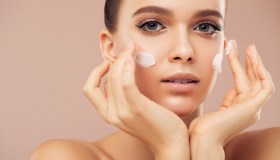 Pelle radiosa anche in inverno? La crema viso ai frutti rossi è il tuo miglior alleato