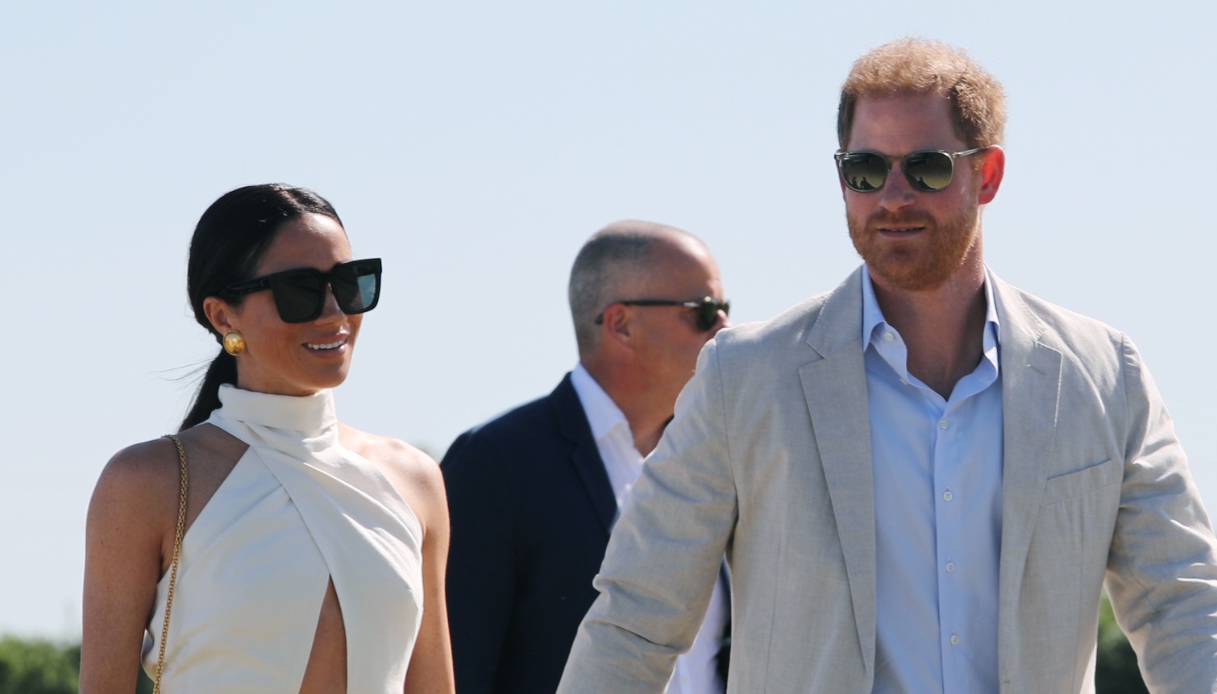 Harry e Meghan Markle, la cartolina di Natale è uno sfruttamento dei loro legami col Re