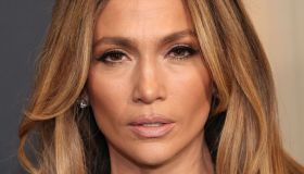 Jennifer Lopez sensuale con l’abito a schiena nuda (e scollatura esagerata)