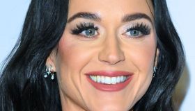 Katy Perry in pizzo e pelliccia: il look natalizio (e sensuale)