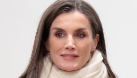 Letizia di Spagna seduce l’Italia. Divina col primo look bianco e oro ma poi delude