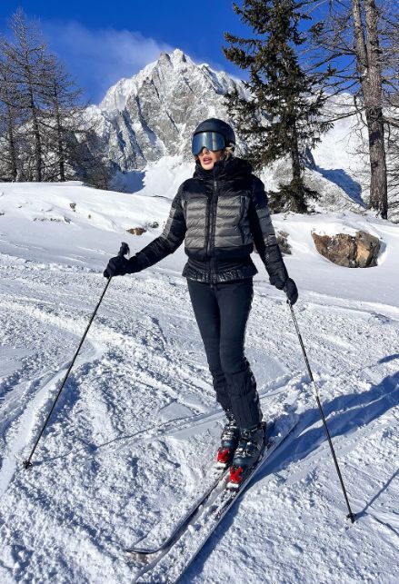 Alba Parietti sugli sci durante le vacanze natalizie