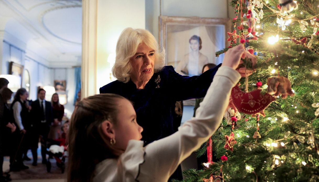 La Regina Camilla decora l'albero di Natale con i bambini dalla Helen & Douglas House e dalla Roald Dahl's Marvellous Children's Charity, a Clarence House