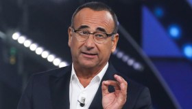 Carlo Conti spegne le polemiche su Fedez e Tony Effe a Sanremo. E aspetta Damiano David