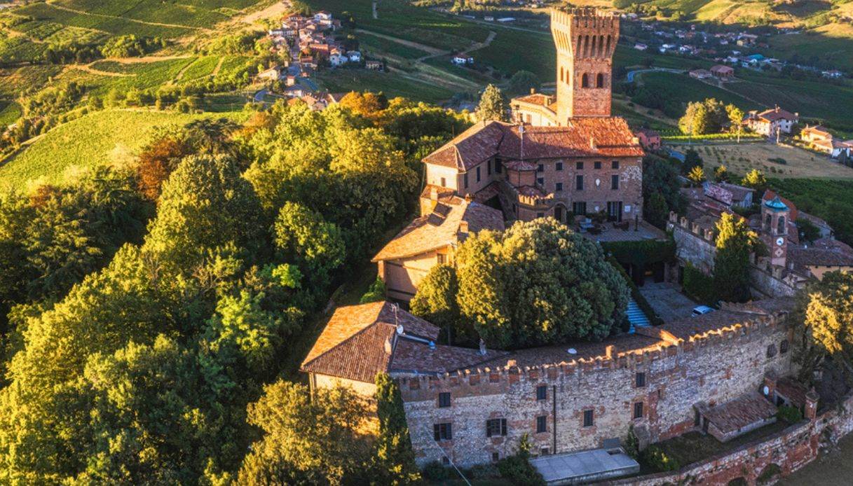 Scopri il Castello di Cigognola: Storia e Architettura di un Antico Maniero tra Vigne e Torre Merlata