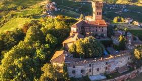 Castello di Cigognola, la storia dell’antico maniero tra torre merlata e vigne