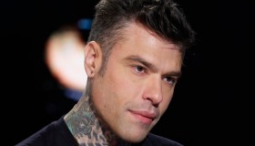 Fedez e la ragazza misteriosa, al suo fianco da anni: “Una situazione difficile”