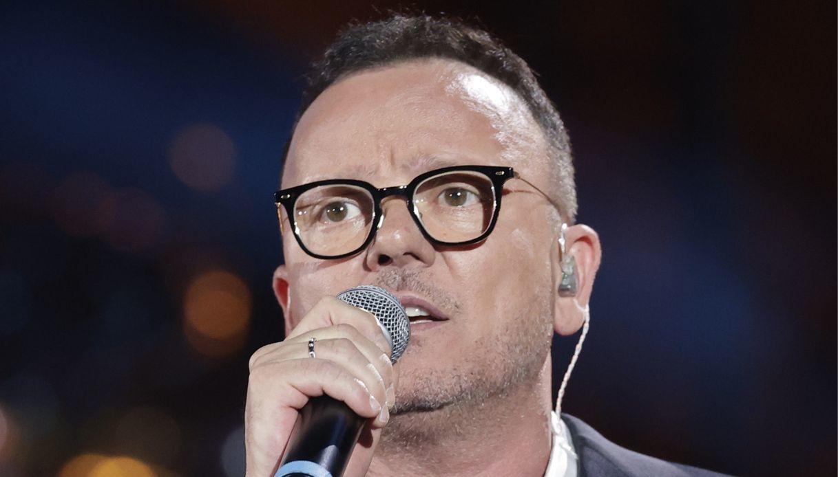 Gigi D’Alessio ricorda lo tsunami del 2004: “Scappai con mio figlio sulle spalle”