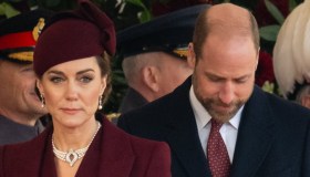 Kate Middleton s’inchina, Re Carlo le volta le spalle. Momento imbarazzante