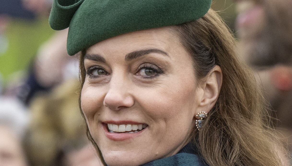 Kate Middleton radiosa alla messa di Natale. Il messaggio nascosto dietro il suo look