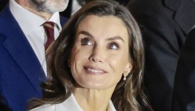 Letizia di Spagna a Napoli, osa col look fuori dagli schemi ed è uno schianto