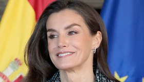 Letizia di Spagna a Roma, borsa da 2.600 euro e orecchini low cost. Ma il look delude