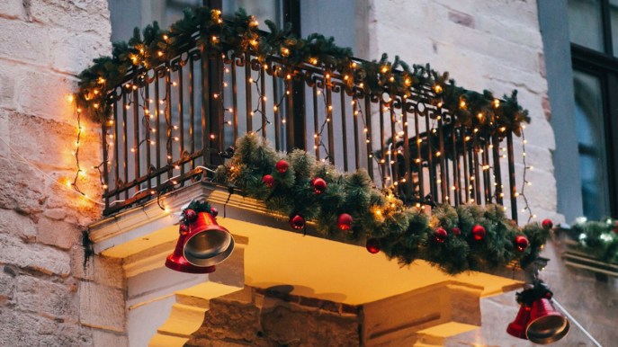 Luci di Natale, le tendenze 2024 per decorare balconi e terrazzi