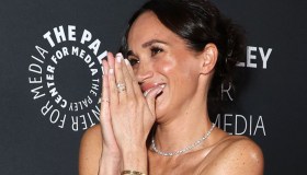 Meghan Markle senza Harry gioca a fare la diva, flirta sul red carpet e balla a tavola