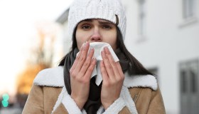 Naso che cola e starnuti? Attenzione al raffreddore (e non solo)