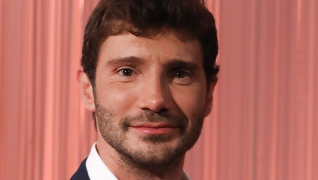 Stefano De Martino, l'abbraccio ad Affari Tuoi dopo le lacrime