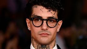 Sanremo 2025, Tony Effe canta Damme ‘na mano. Testo e di cosa parla la canzone