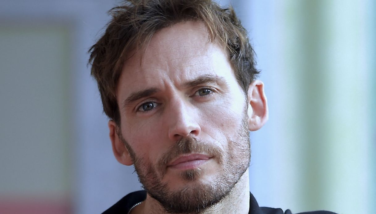 Sam Claflin, chi è l’attore protagonista de Il conte di Montecristo