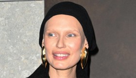 Il primo look di Bianca Balti a Sanremo 2025 è rock: le foto al party pre-Festival