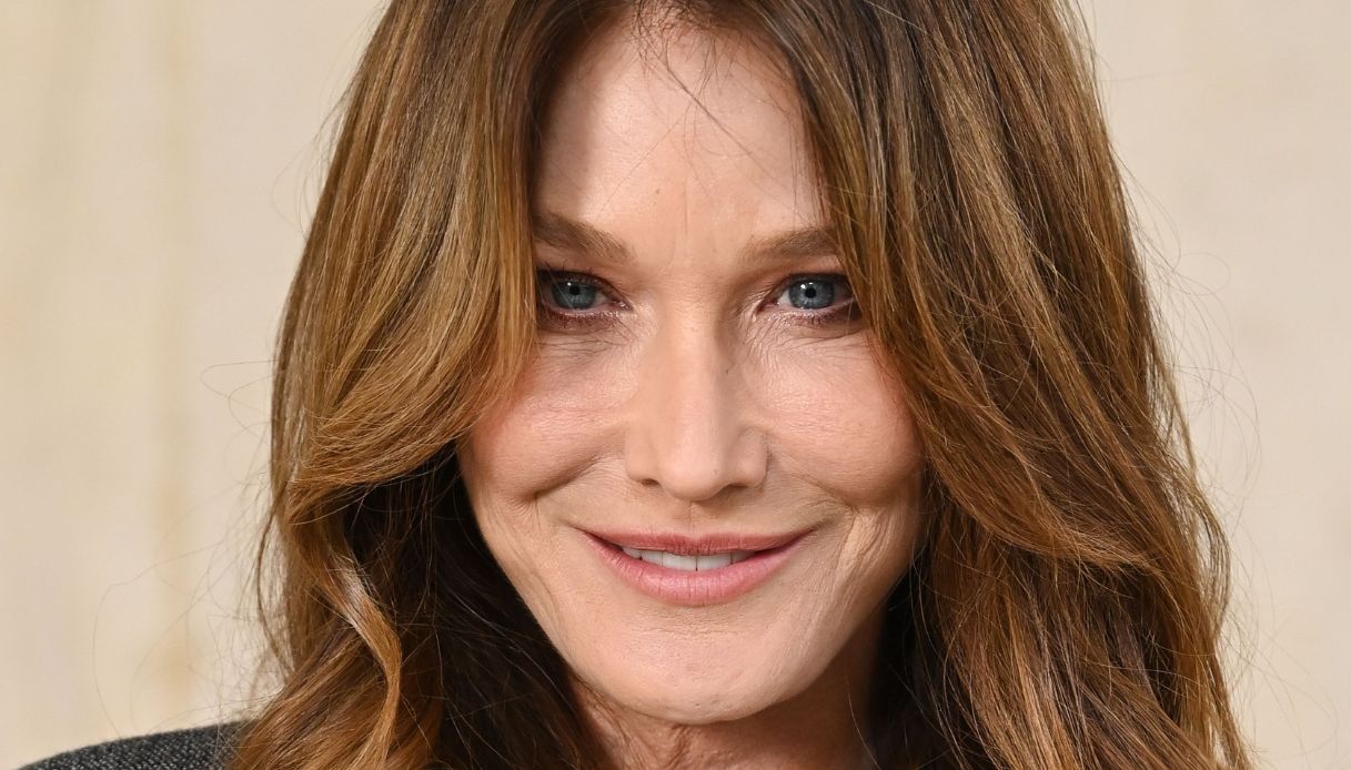 Carla Bruni alla sfilata di Valentino, pelliccia bicolor e guanti di pizzo