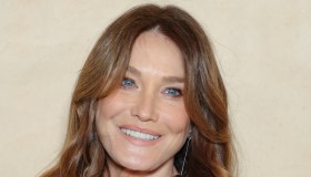 Carla Bruni sensuale in mini dress e collant ricamati: le vip all’apertura della Parigi Fashion Week 2025