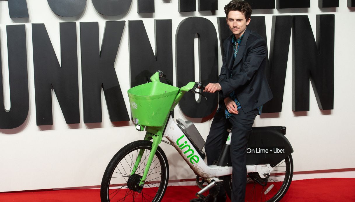 Timothée Chalamet in bici sul red carpet