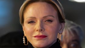 Charlene di Monaco col cappotto bordeaux di tendenza alla Festa di Santa Devota