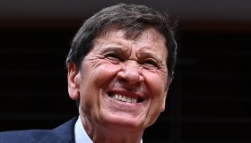 Gianni Morandi a Domenica In, l’incidente con il vestito e il ricordo del periodo più buio