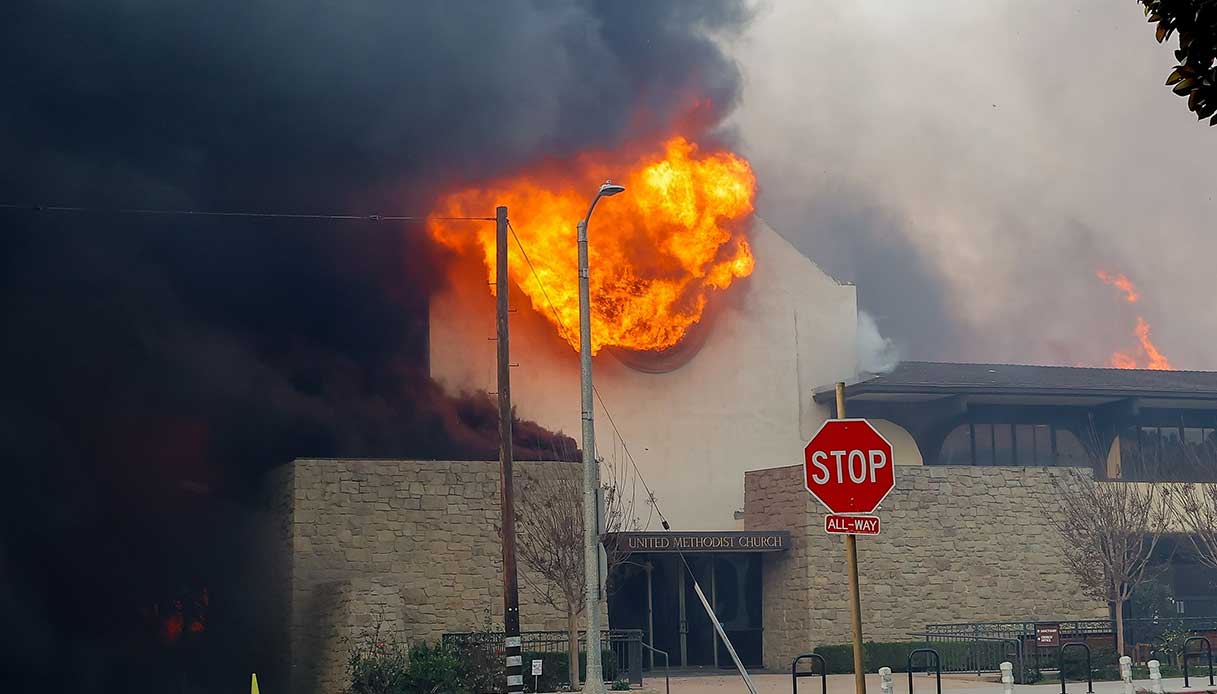 Los Angeles, incendi in California: a fuoco anche la chiese frequentata da Jennifer Garner e Ben Affleck