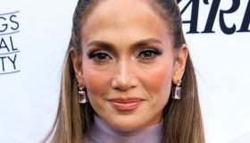 Jennifer Lopez incanta in slip dress bianco al Vanity Fair Party, tutti i look