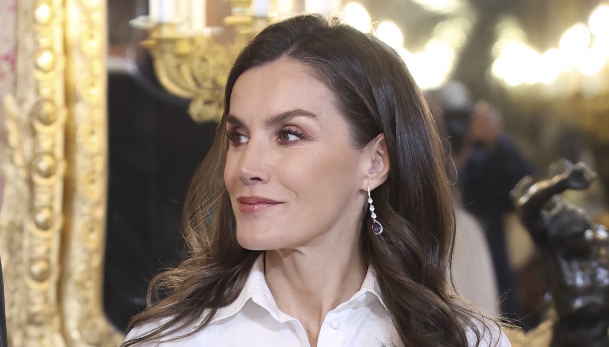 Letizia di Spagna, la maxi gonna blu che solo lei sa indossare così