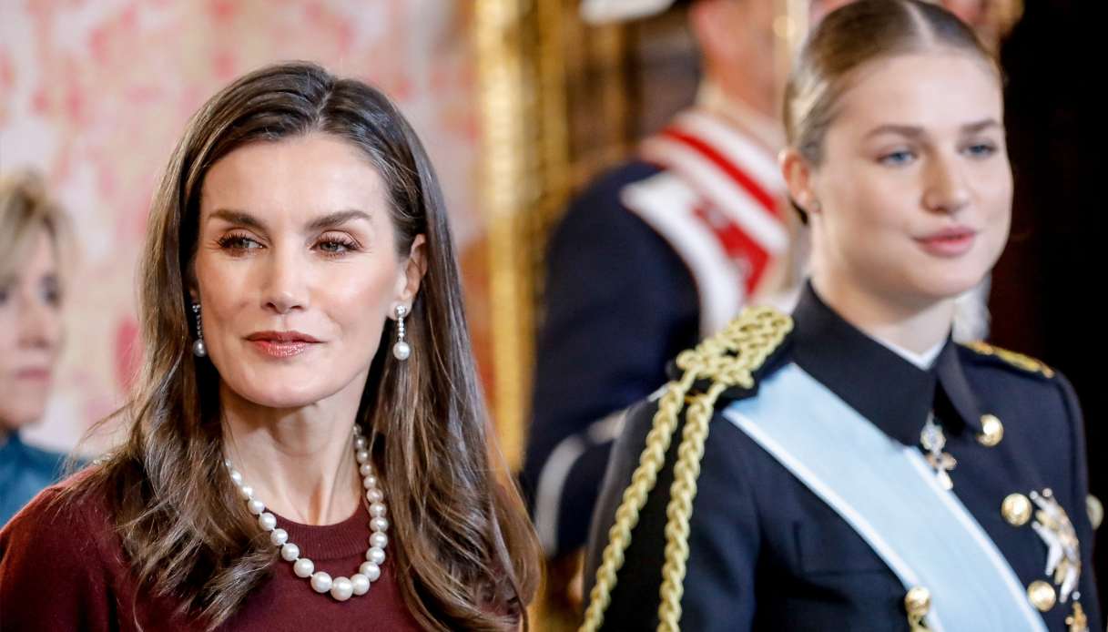 Letizia di Spagna, il look burgundy chic per l’inaugurazione dell’anno militare con Leonor