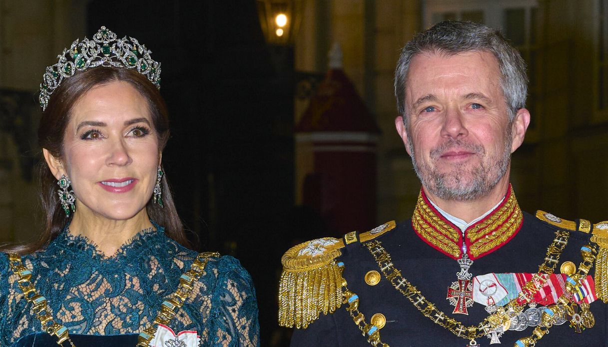 Mary di Danimarca, il look regale per la prima cena di Capodanno (con il dettaglio festoso)